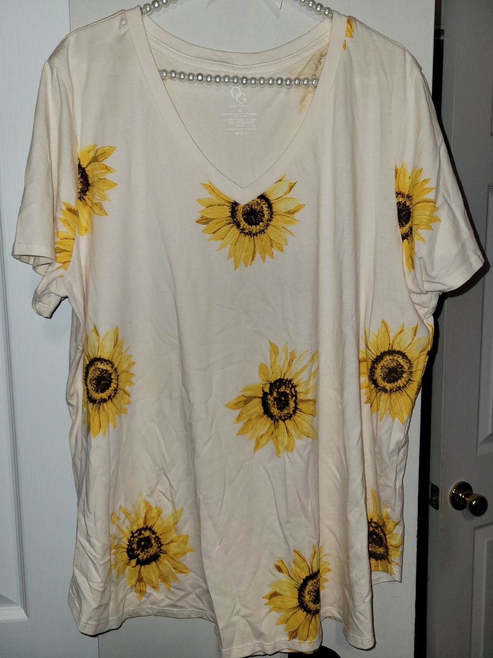 V-Neck Sunflower Print Tee in Cream and Yellow